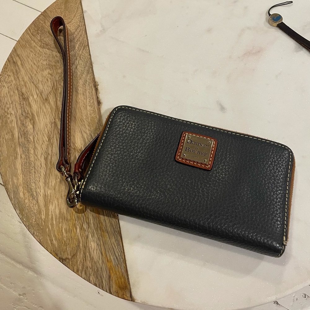SOLD-Dooney & Bourke Wallet/Wristlet - Picture 1 of 4